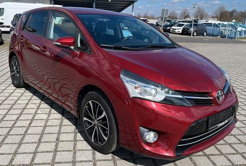 Gebraucht Toyota Verso Edition-S 132 PS (97 kW) 2017 Rot Van / Kleinbus