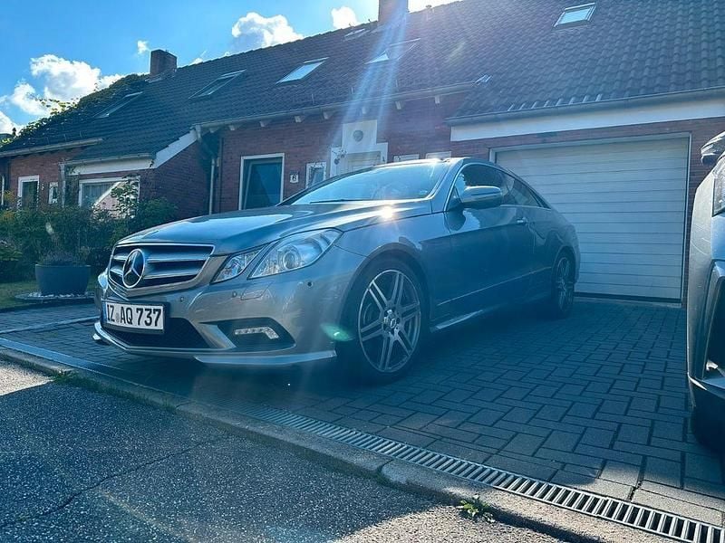 Gebraucht Mercedes E350 AMG line 300 PS (220 kW) 2010 Grau Coupé