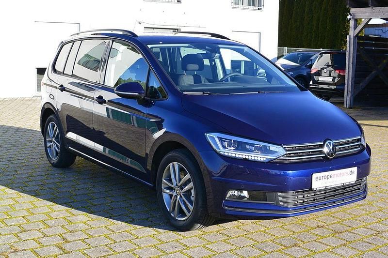 Neu VW Touran Edition 150 PS (110 kW) 2026 Blau Van / Kleinbus