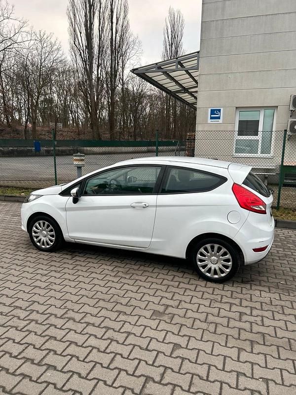 Gebraucht Ford Fiesta 60 PS (44 kW) 2010 Weiß Kleinwagen