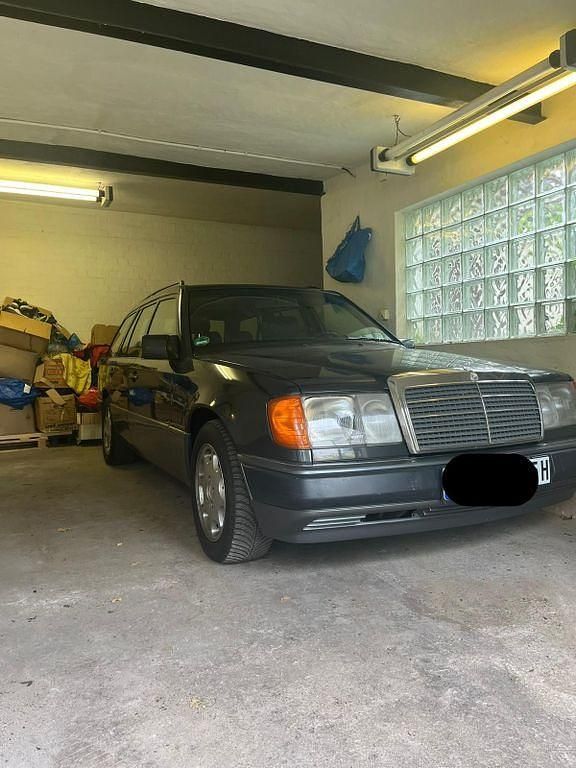 Schwarz Gebraucht 1993 Mercedes 220 Limousine | 7.000 € - Bild 1/4