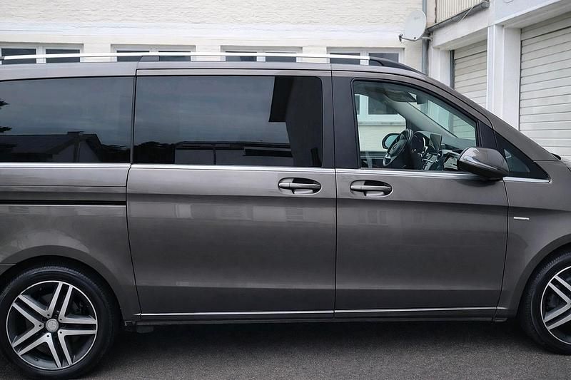Andere farben Gebraucht 2024 Mercedes V220 Avantgarde Edition Van / Kleinbus | 42.500 € (Fairer Preis) - Bild 1/4