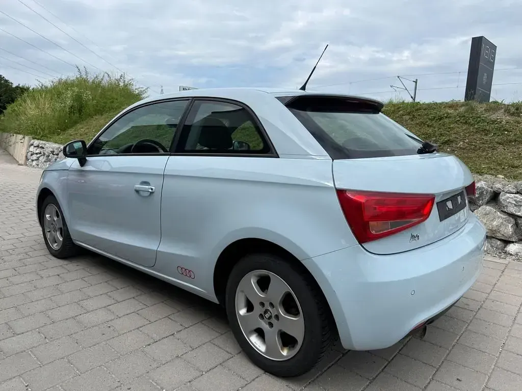 Gebraucht Audi A1 Attraction 86 PS (63 kW) 2011 Blau Kleinwagen