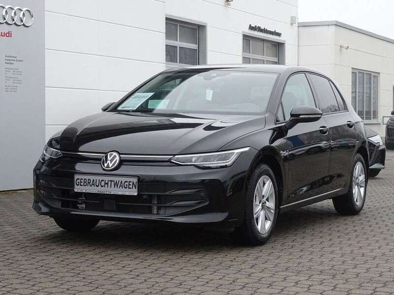Grenadillschwarz metallic (metallic) Gebraucht 2024 VW Golf VIII Life Limousine | 29.900 € (Etwas zu teuer) - Bild 1/4