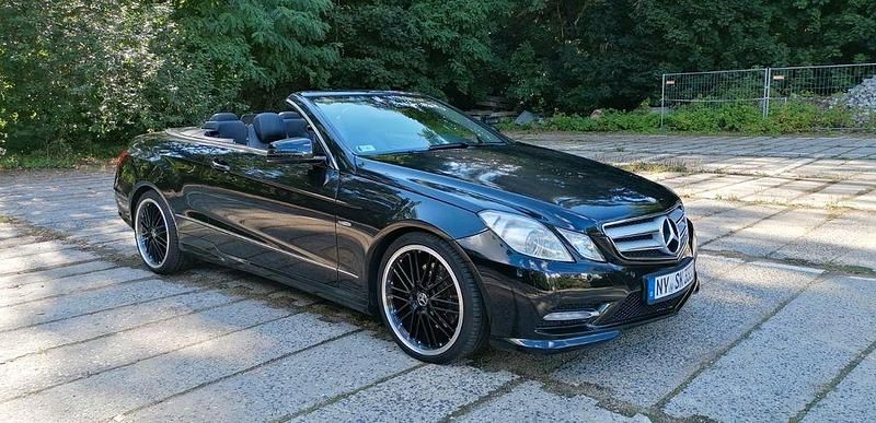 Schwarz Gebraucht 2011 Mercedes E200 AMG Cabrio | 14.500 € (Fairer Preis) - Bild 1/4