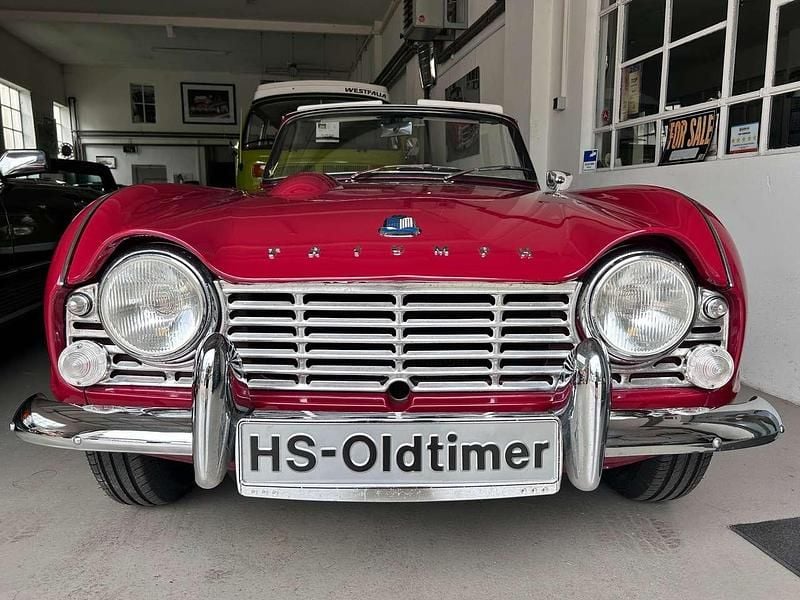 Carmin red 82 Gebraucht 1965 Triumph TR4 Cabrio | 36.500 € - Bild 1/4