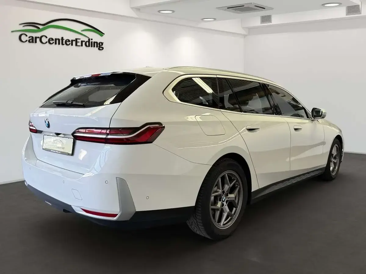 Gebraucht BMW 520 197 PS (144 kW) 2024 Alpinweiss iii Kombi
