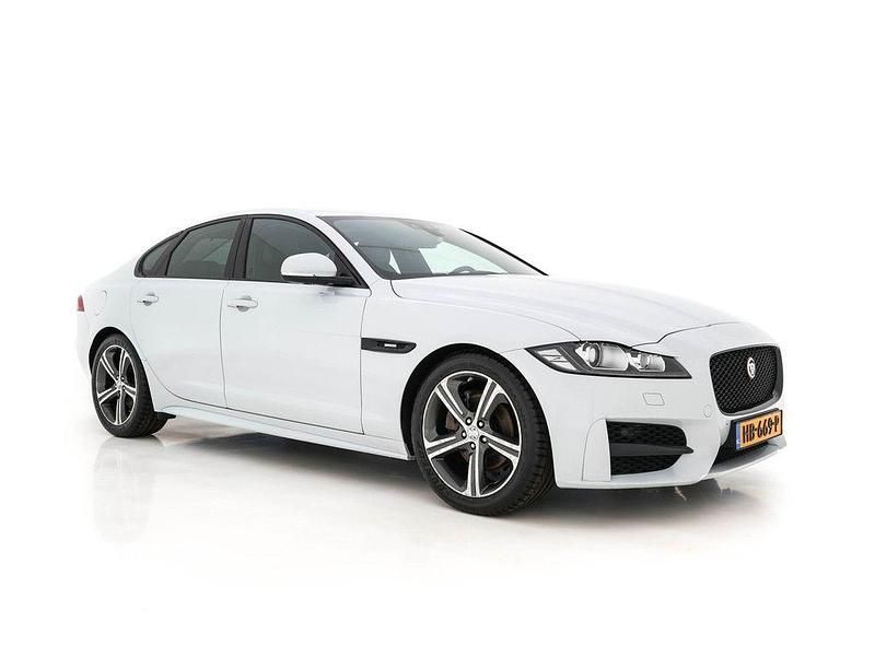 Weiß Gebraucht 2015 Jaguar XF Portfolio Limousine | 10.945 € - Bild 1/4