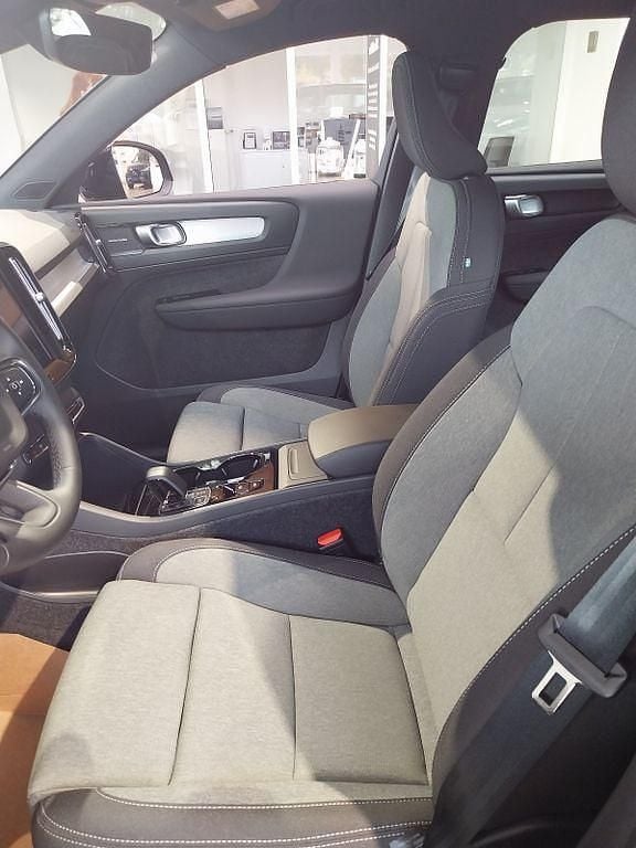 Neu Volvo XC40 Plus 163 PS (119 kW) 2025 Schwarz SUV