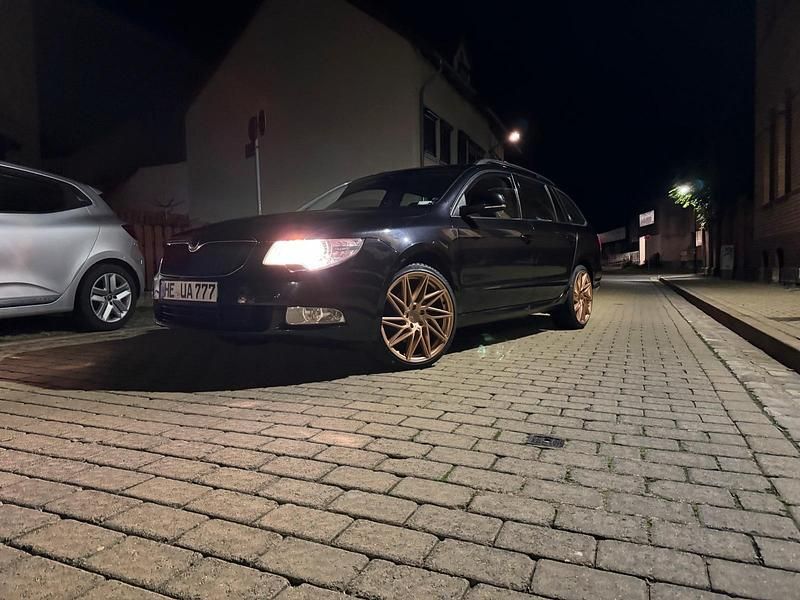 Schwarz Gebraucht 2010 Skoda Superb Kombi | 5.000 € (Fairer Preis) - Bild 1/4