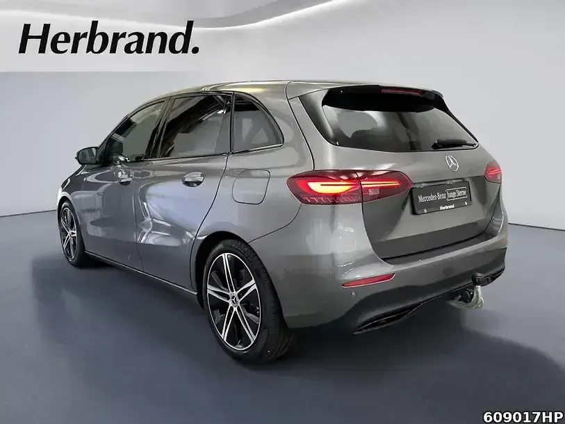 Gebraucht Mercedes B200 Progressive 163 PS (119 kW) 2025 Metalliclack mountaingrau Kleinwagen