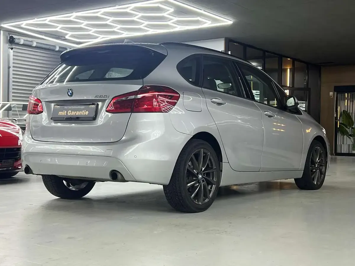 Gebraucht BMW 220 Active Tourer Advantage 192 PS (141 kW) 2015 Silber Van / Kleinbus