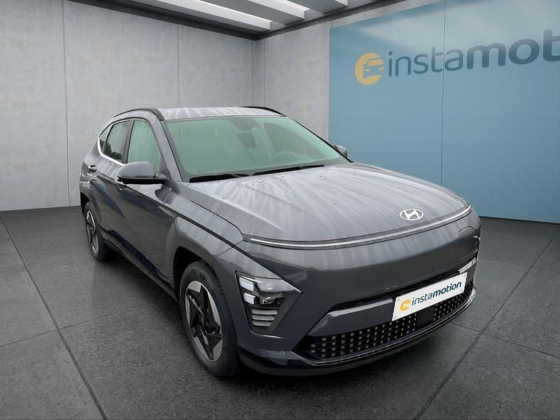 Grau Neu 2025 Hyundai Kona SUV | 41.149 € (Teuer) - Bild 1/4