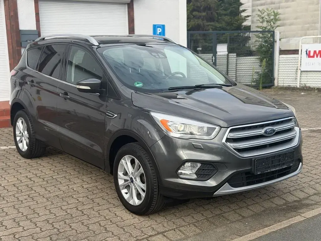 Gebraucht Ford Kuga Titanium 150 PS (110 kW) 2017 Grau SUV