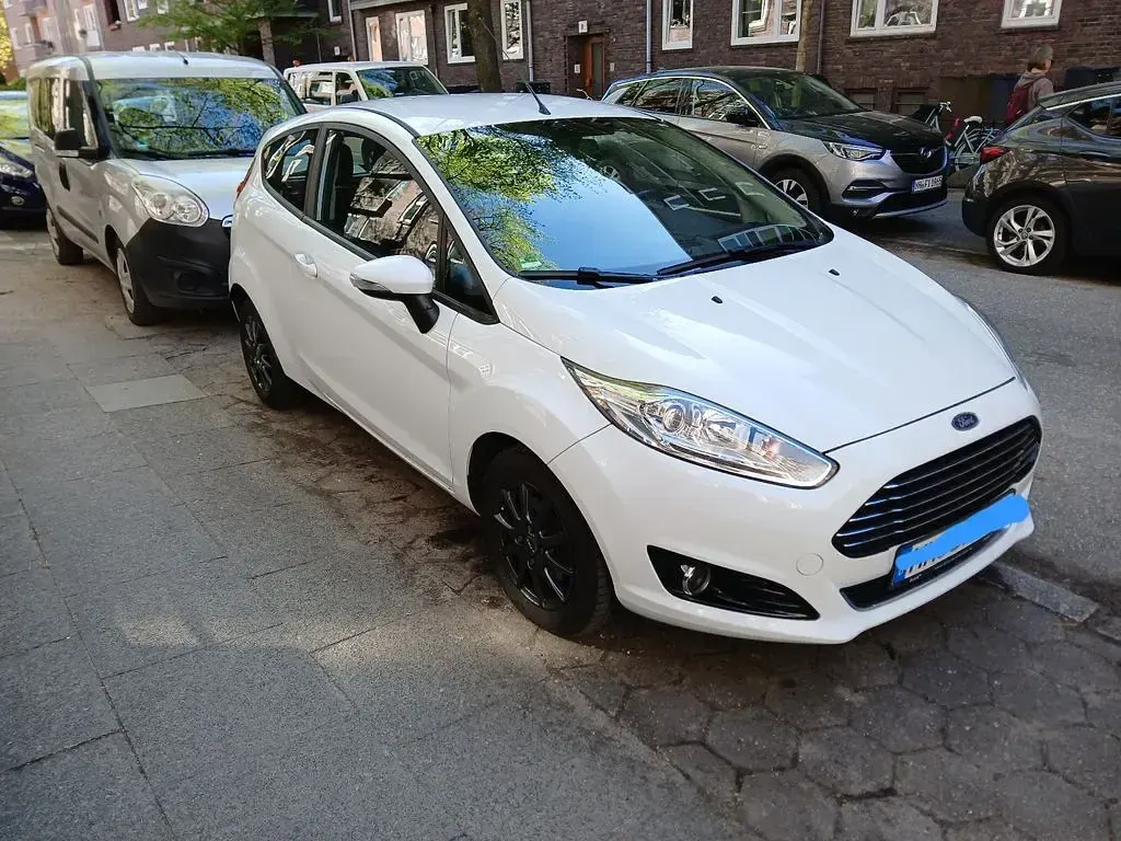 Gebraucht Ford Fiesta Celebration 75 PS (55 kW) 2017 Weiß Kleinwagen