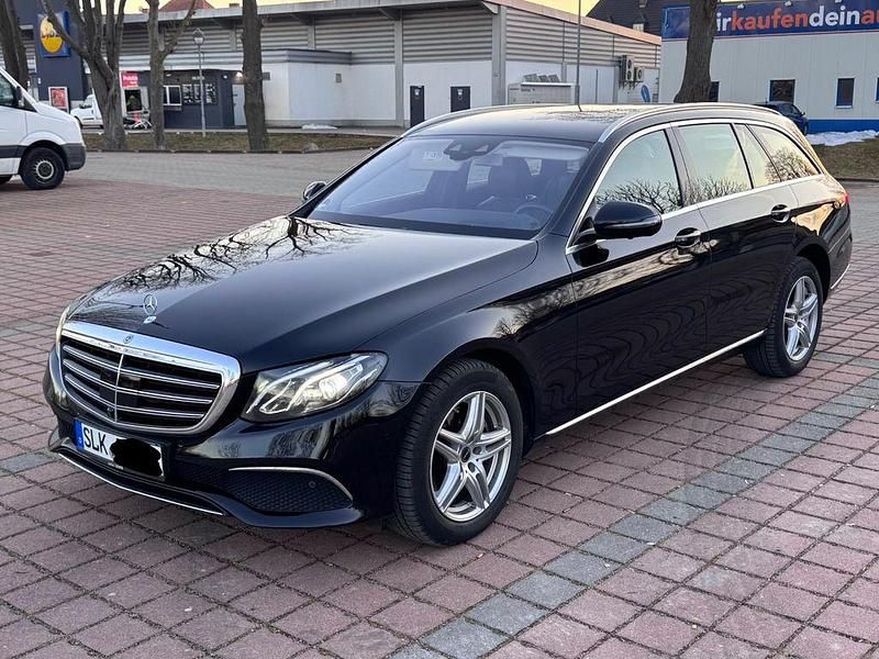 Gebraucht Mercedes E220 Luxury 194 PS (142 kW) 2017 Schwarz Limousine