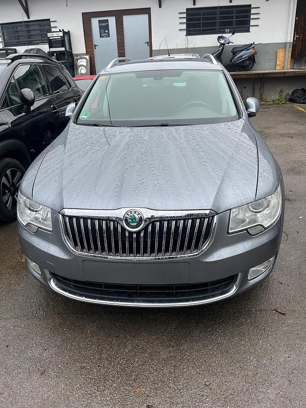 Grau Gebraucht 2013 Skoda Superb Kombi | 8.999 € (Guter Preis) - Bild 1/4