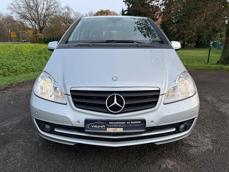 Gebraucht Mercedes A180 Elegance 109 PS (80 kW) 2011 Silber Van / Kleinbus