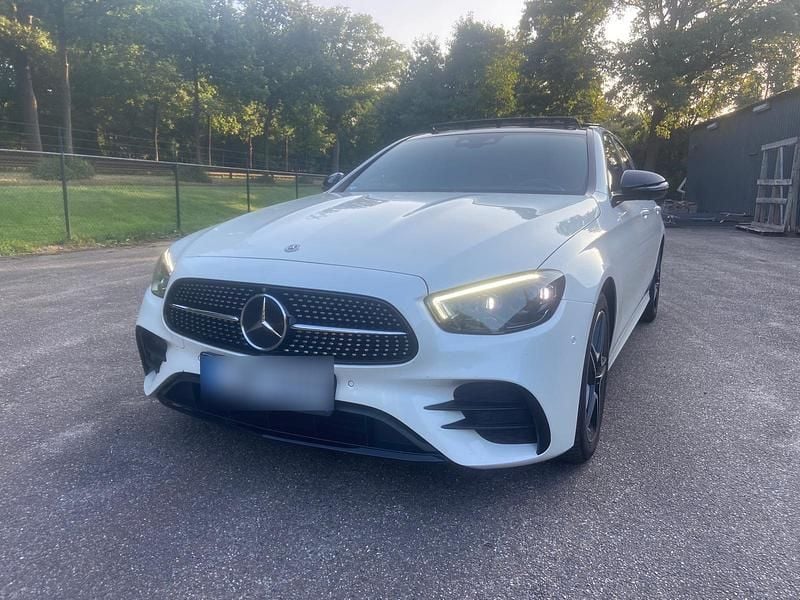 Weiß Gebraucht 2021 Mercedes E200 AMG line Limousine | 27.750 € (Fairer Preis) - Bild 1/4