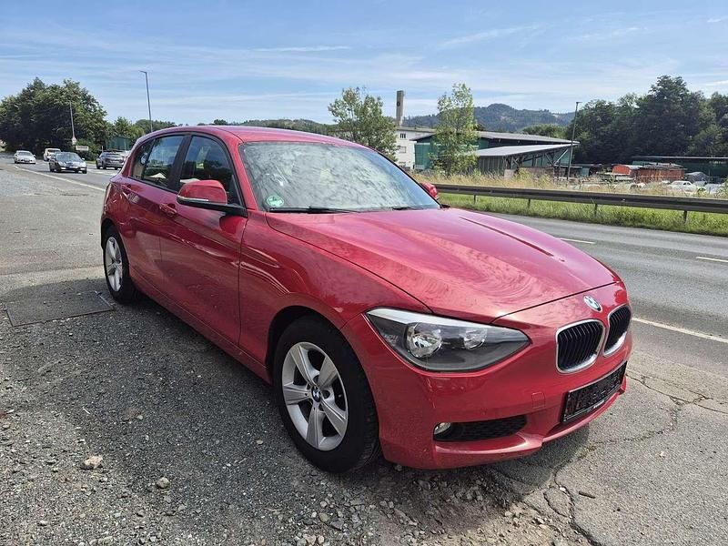Karmesinrot Gebraucht 2013 BMW 116 Kleinwagen | 7.900 € (Fairer Preis) - Bild 1/4