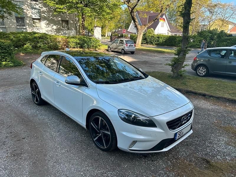Weiß Gebraucht 2015 Volvo V40 R-Design Kombi | 10.300 € (Fairer Preis) - Bild 1/4