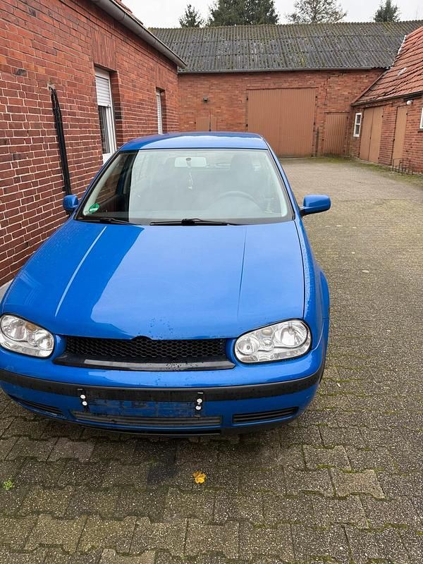 Blau Gebraucht 2001 VW Golf IV Kleinwagen | 1.000 € (Guter Preis) - Bild 1/4