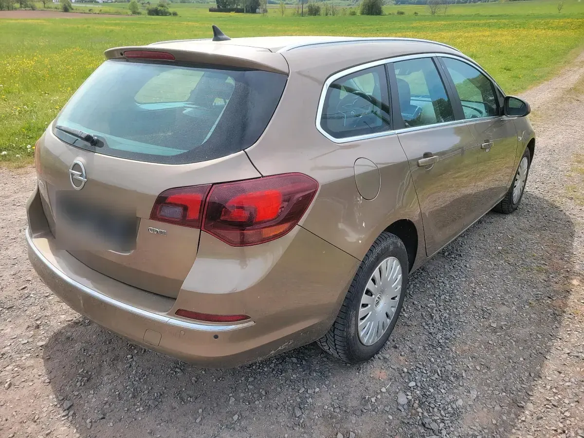 Second-hand Opel Astra 165 CP (121 kW) 2014 Maro Break