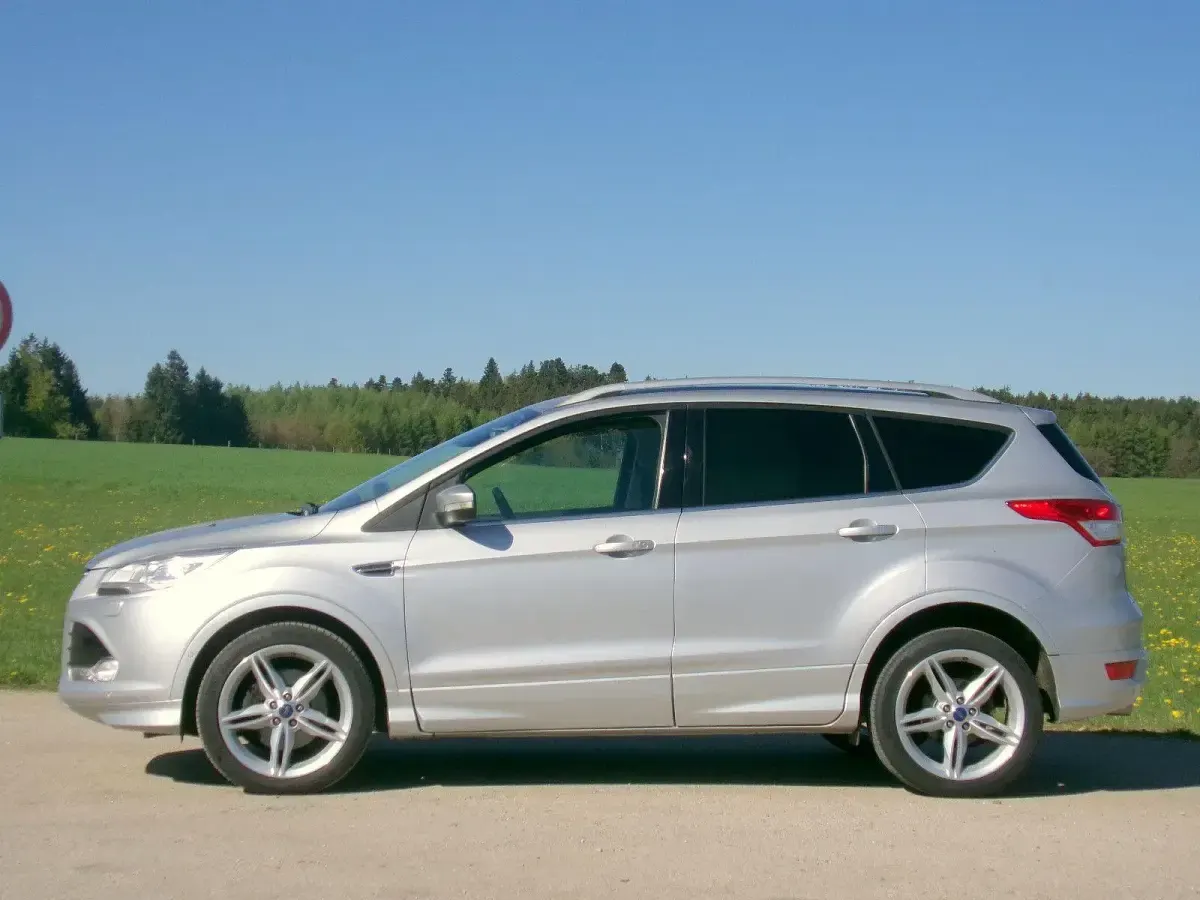 Usado Ford Kuga 150 HP (110 kW) 2016 Prateado SUV