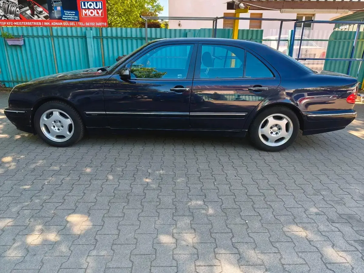 Gebraucht Mercedes E320 224 PS (164 kW) 2001 Blau Limousine