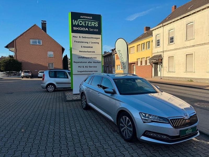 Brilliantsilber metallic Gebraucht 2021 Skoda Superb Style Kombi | 27.900 € (Fairer Preis) - Bild 1/4