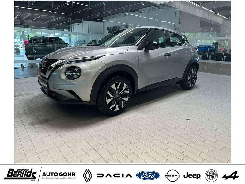 Silver metallic (ky0g) Gebraucht 2024 Nissan Juke Acenta SUV | 19.440 € (Fairer Preis) - Bild 1/4