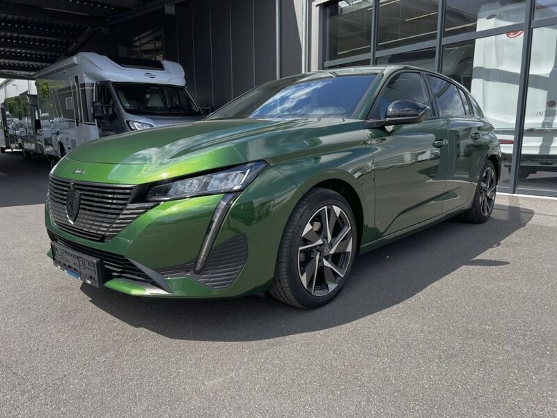 Olivine grün metallic (metallic) Gebraucht 2023 Peugeot 308 Allure Limousine | 22.990 € (Etwas zu teuer) - Bild 1/4