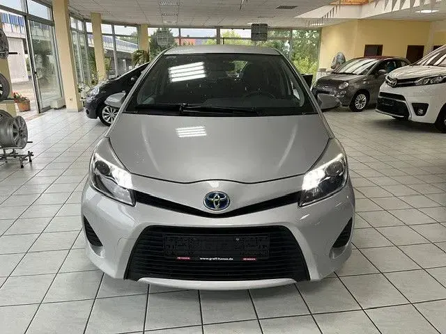 Gebraucht Toyota Yaris Hybrid Life 101 PS (74 kW) 2014 Silber Limousine