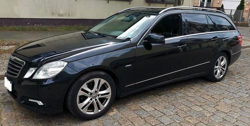 Schwarz Gebraucht 2011 Mercedes E220 Kombi | 8.499 € (Superpreis) - Bild 1/4