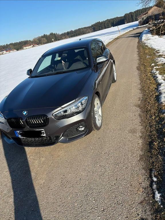 Grau Gebraucht 2019 BMW 118 Shadowline Kleinwagen | 18.900 € (Fairer Preis) - Bild 1/4