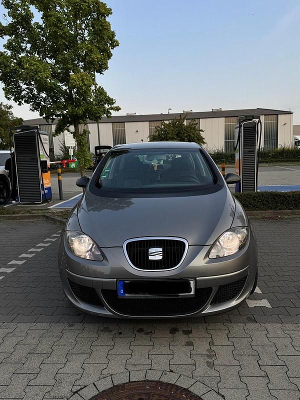 Grau Gebraucht 2004 Seat Altea Van / Kleinbus | 1.950 € (Fairer Preis) - Bild 1/4