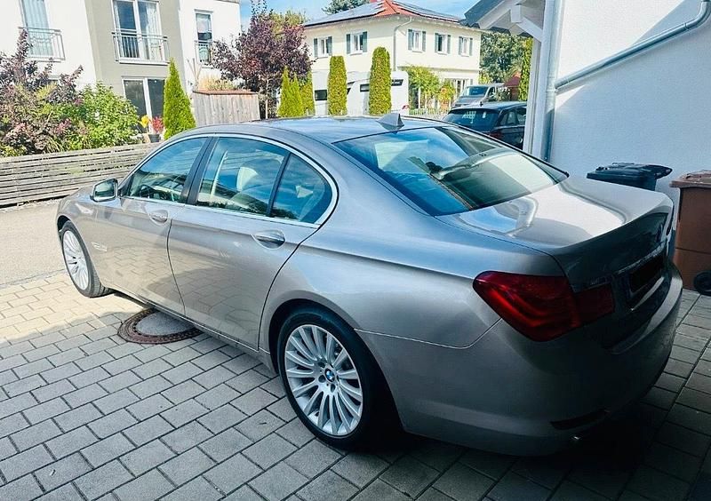 Gebraucht BMW 740L 326 PS (239 kW) 2010 Gold Limousine