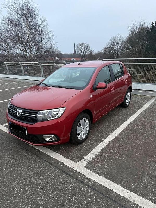Rot Gebraucht 2017 Dacia Sandero Limousine | 7.900 € (Fairer Preis) - Bild 1/4