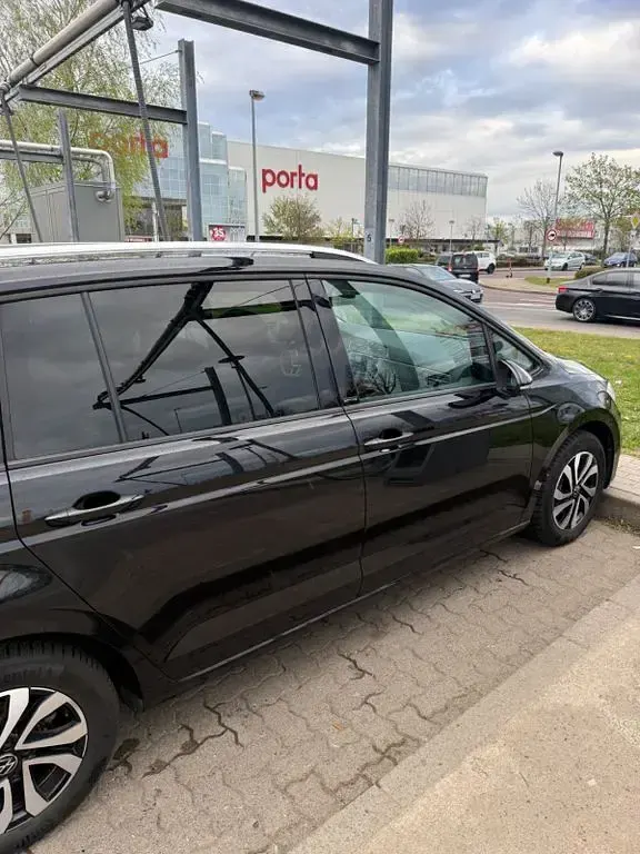 Gebraucht VW Touran Active 150 PS (110 kW) 2021 Schwarz Van / Kleinbus