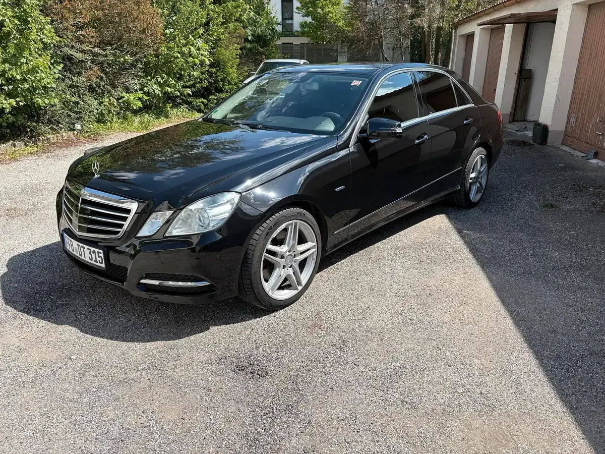Gebraucht Mercedes E350 AMG line 265 PS (194 kW) 2011 Schwarz Limousine