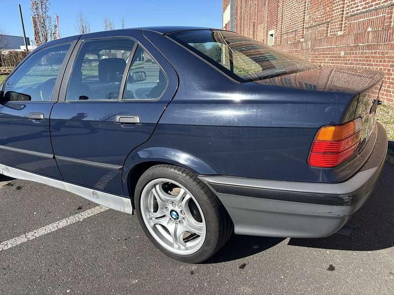 Gebraucht BMW 318 M Sport 113 PS (83 kW) 1993 Blau Limousine