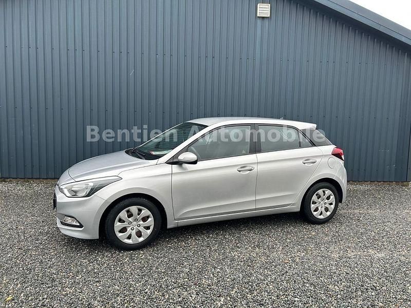 Silber Gebraucht 2018 Hyundai i20 Classic Limousine | 9.980 € (Fairer Preis) - Bild 1/4