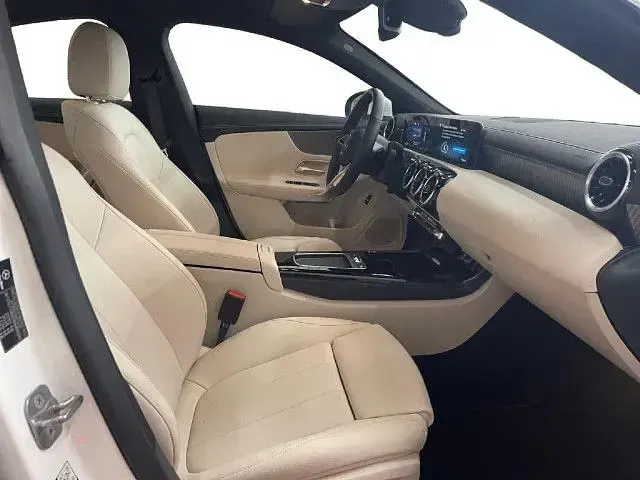 Gebraucht Mercedes CLA180 Progressive 116 PS (85 kW) 2025 Unilack polarweiss Limousine
