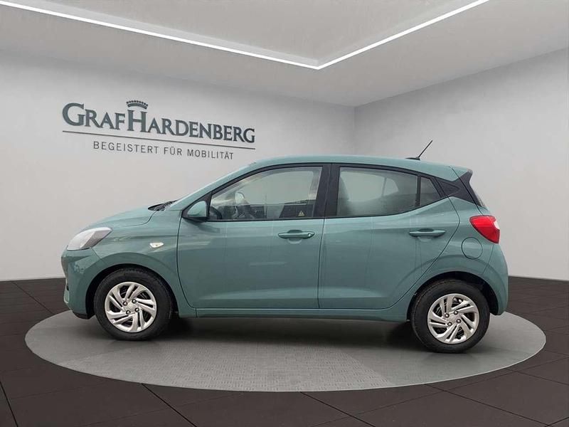 Gebraucht Hyundai i10 63 PS (46 kW) 2025 Mangrove green / mic Kleinwagen