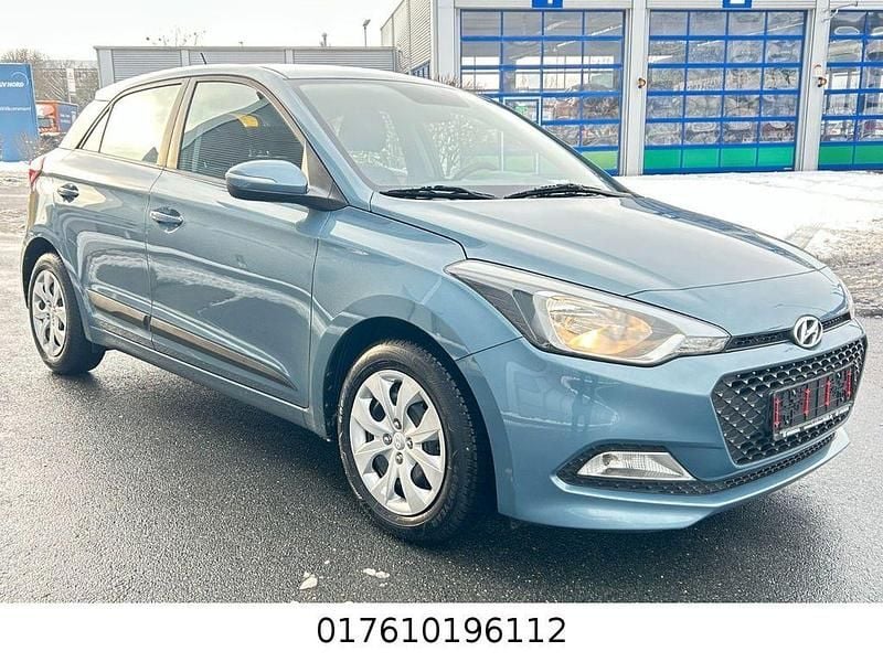 Grau Gebraucht 2017 Hyundai i20 Classic Limousine | 6.499 € (Guter Preis) - Bild 1/4