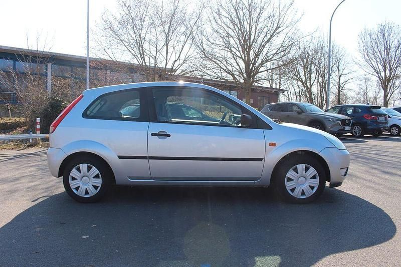 Gebraucht Ford Fiesta Ambiente 80 PS (58 kW) 2003 Silber Kleinwagen
