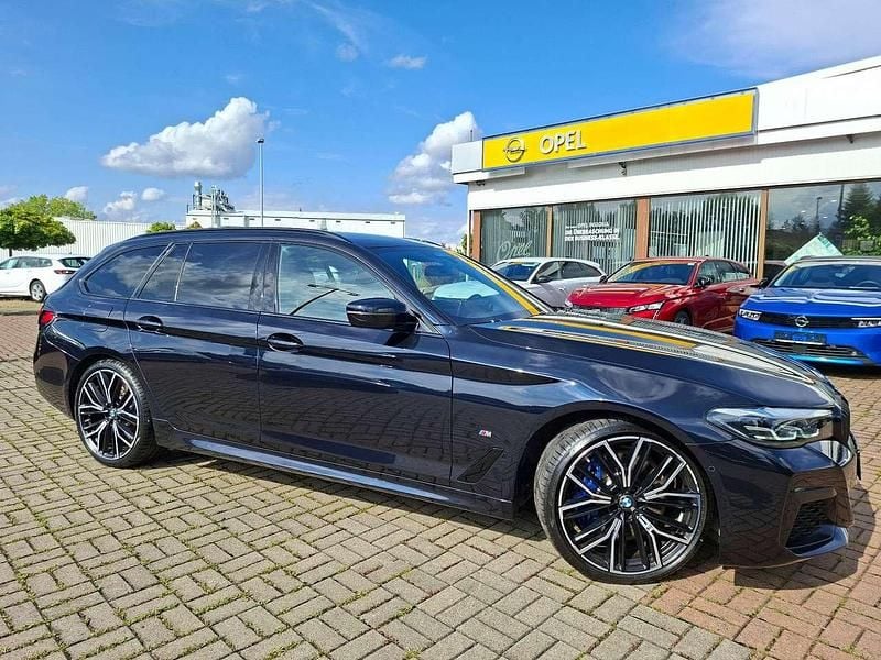 Carbonschwarz metallic Gebraucht 2023 BMW 530 M Sport Kombi | 49.900 € (Teuer) - Bild 1/4