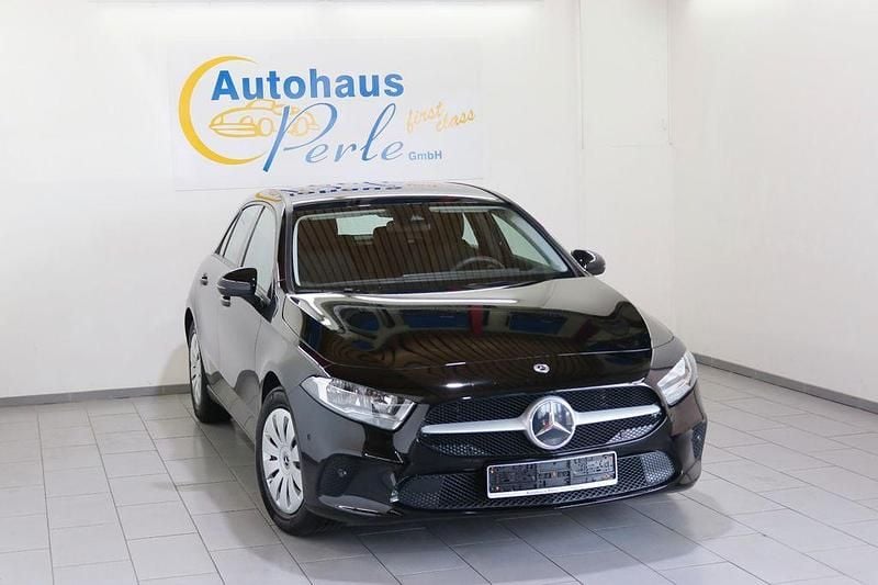 Schwarz Gebraucht 2022 Mercedes A180 Limousine | 21.890 € (Superpreis) - Bild 1/4