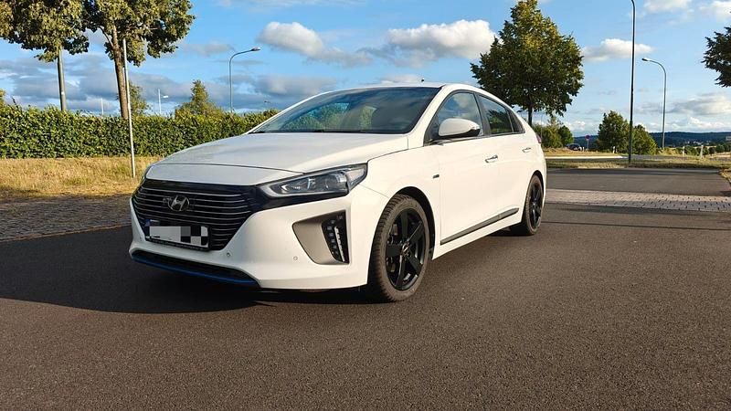 Gebraucht Hyundai Ioniq Premium 141 PS (103 kW) 2016 Weiß Kleinwagen