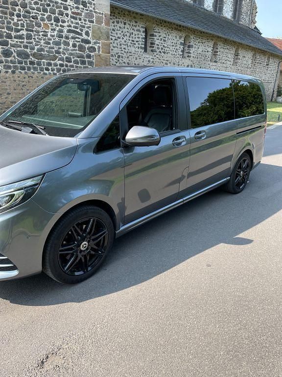 Grau Gebraucht 2019 Mercedes V300 Avantgarde Van / Kleinbus | 45.900 € (Fairer Preis) - Bild 1/4